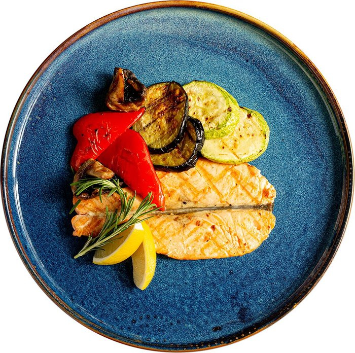 Лосось на гриле с овощами