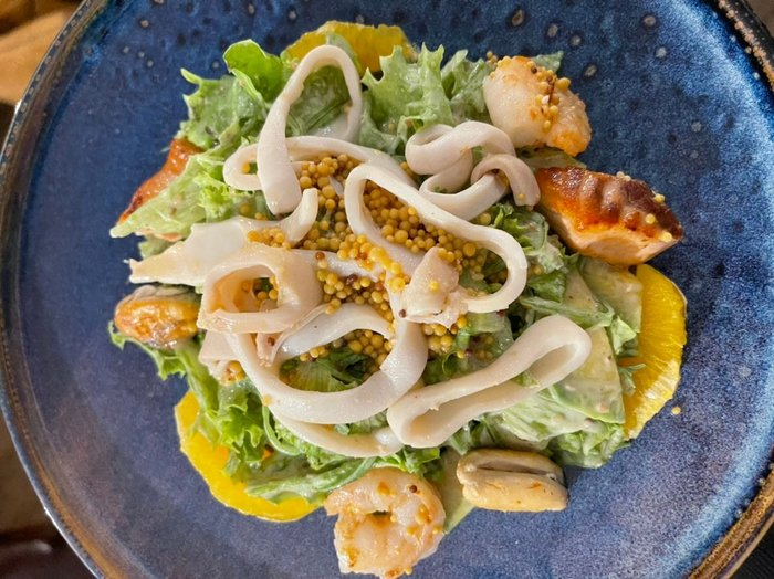 Тёплый салат с морепродуктами