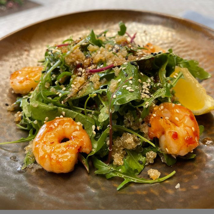 Салат с киноа и креветками