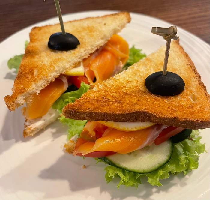 Сэндвич семгой и овощами