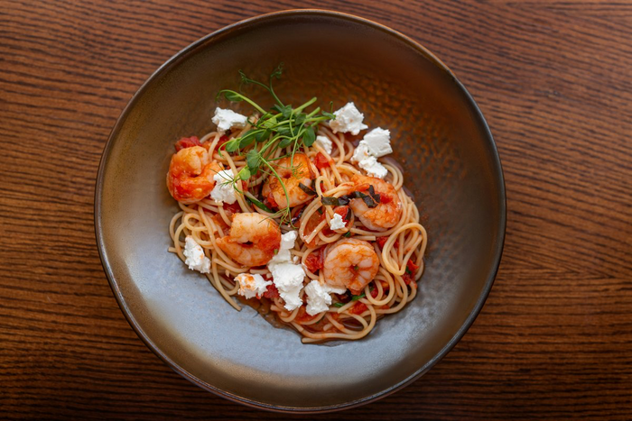 Спагетти с креветками в томатном соусе