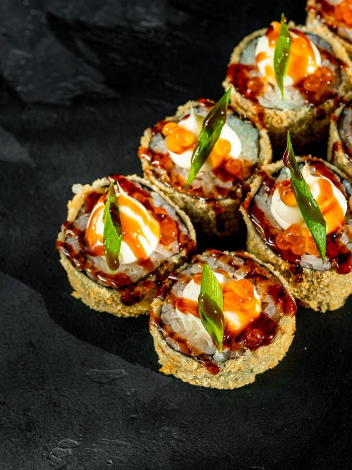 Горячий с угрём и красной икрой