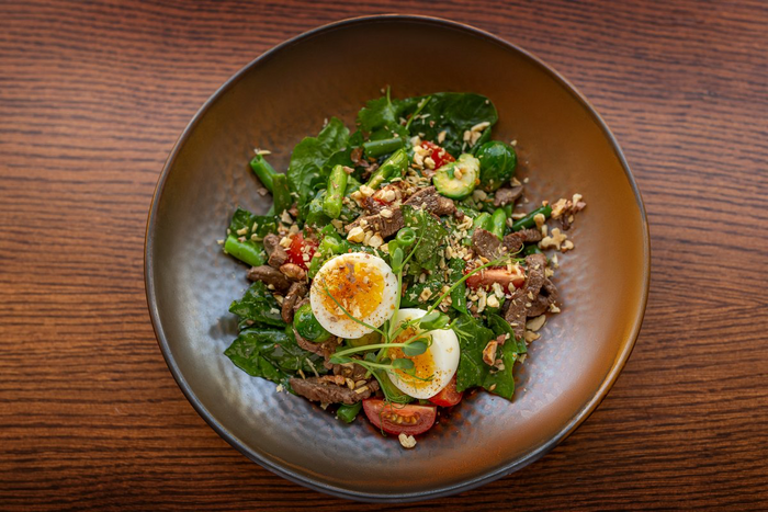 Салат с говядиной и зелёными овощами