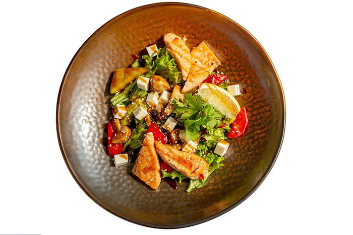 Тёплый салат с лососем в азиатском соусе